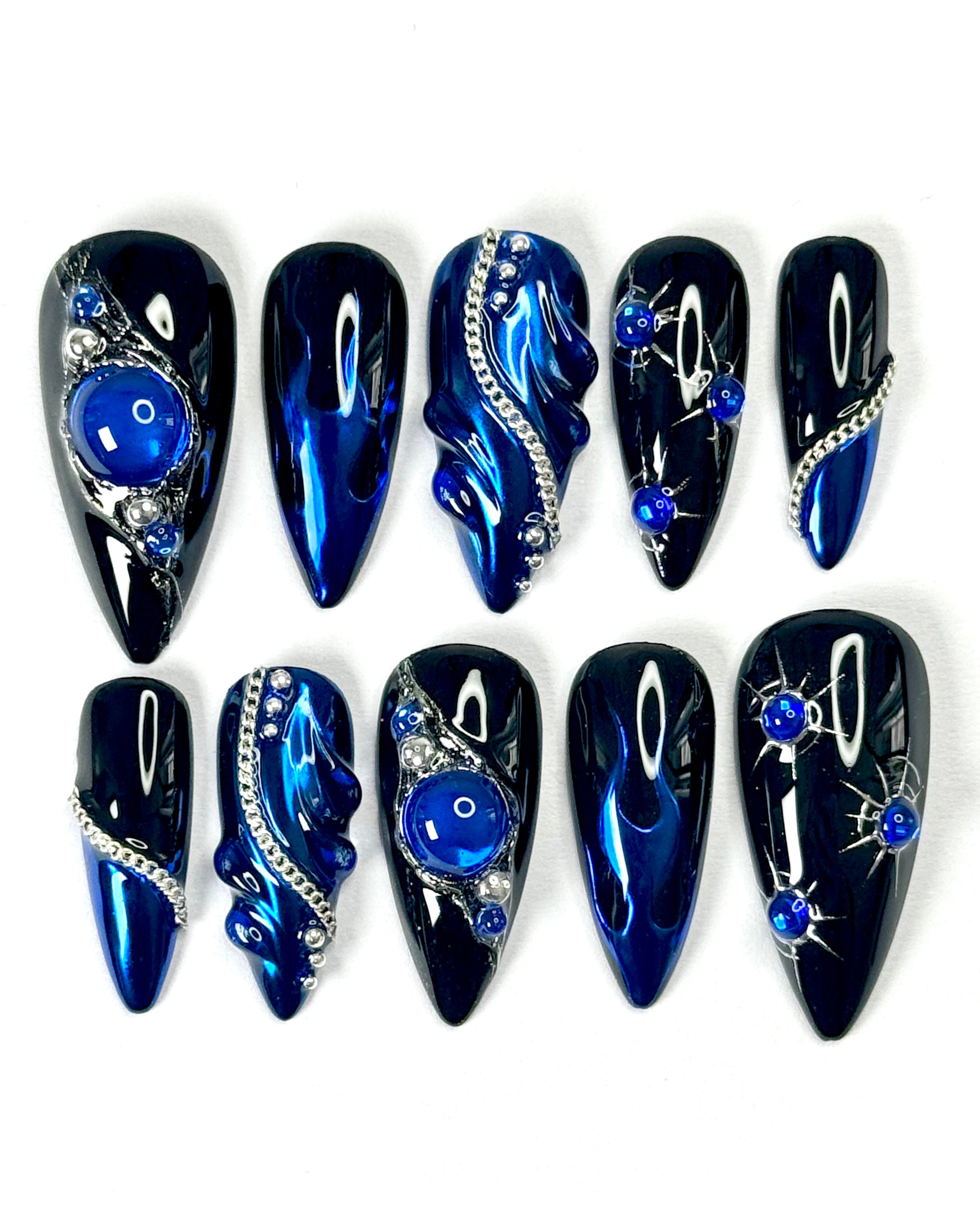 Set de press-on nails inspiré de Captive – Ella. Design sombre, bleu profond et esthétique dark romance. Création artisanale Kapsule Nails.