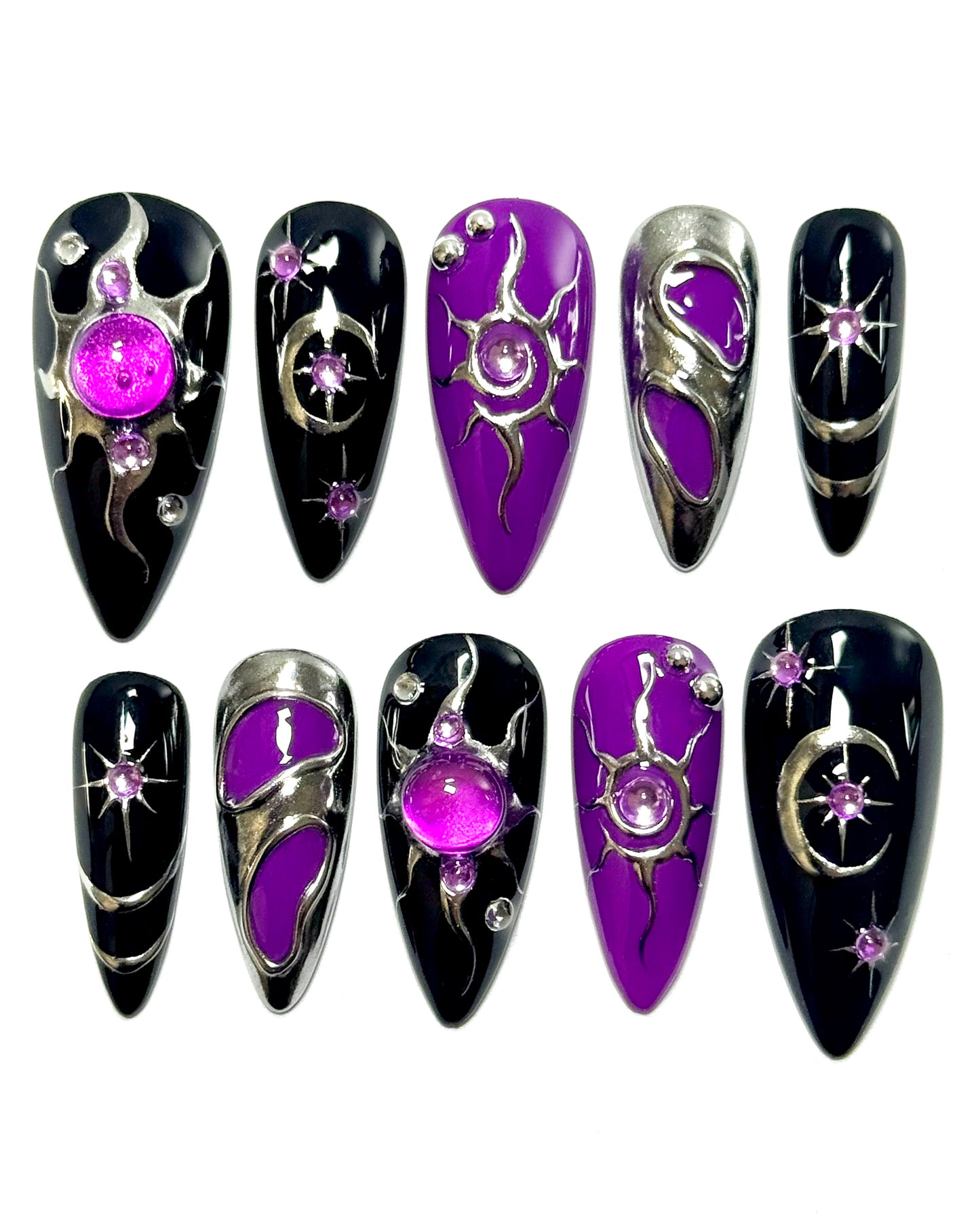 Set de press-on nails inspiré de Divine Darkness. Design violet, éclats mystiques et esthétique dark fantasy. Création artisanale Kapsule Nails. 