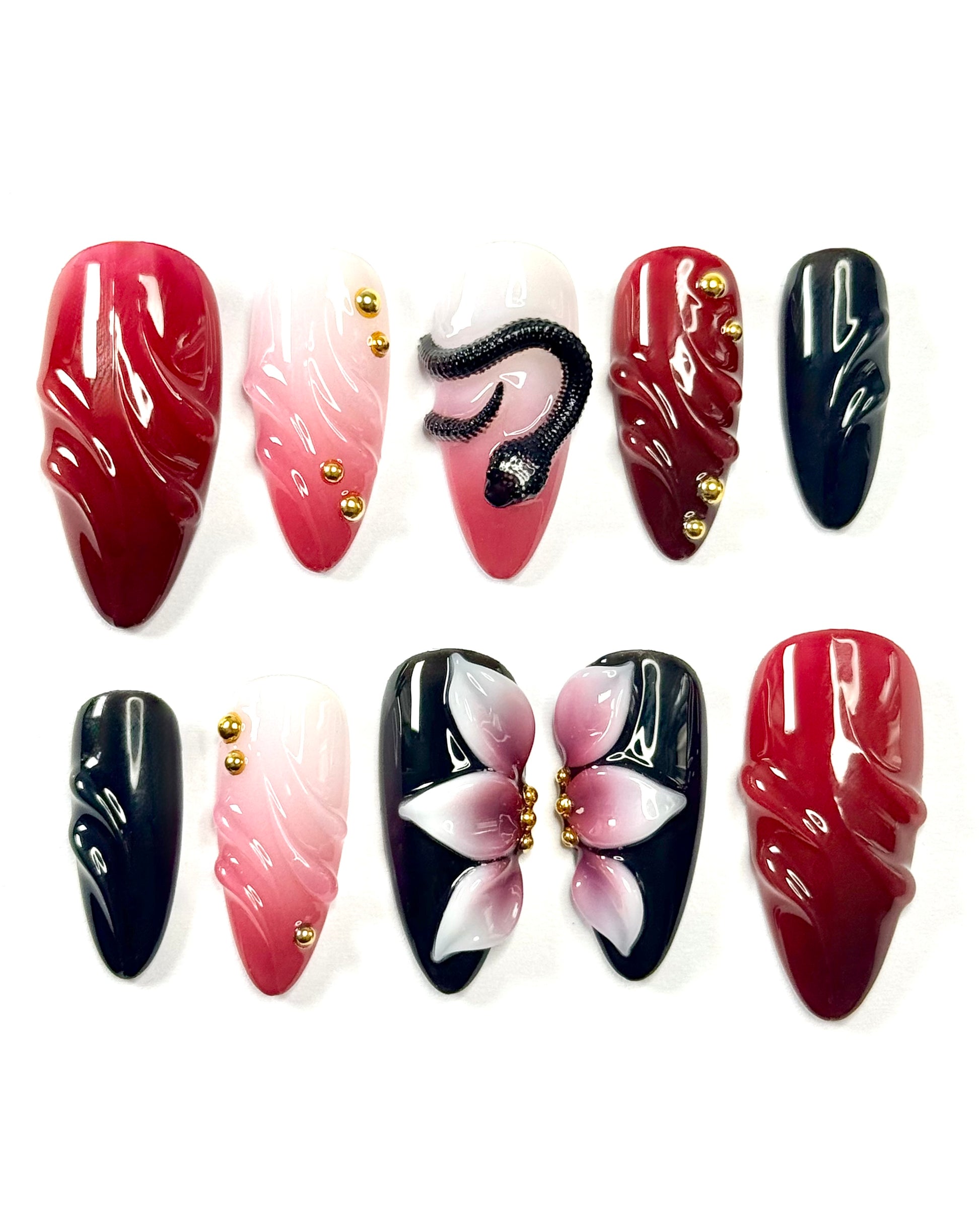 Set de press-on nails inspiré de “Le Serpent et la Mule”. Design serpent, teintes sombres et esthétique envoûtante. Création artisanale Kapsule Nails.