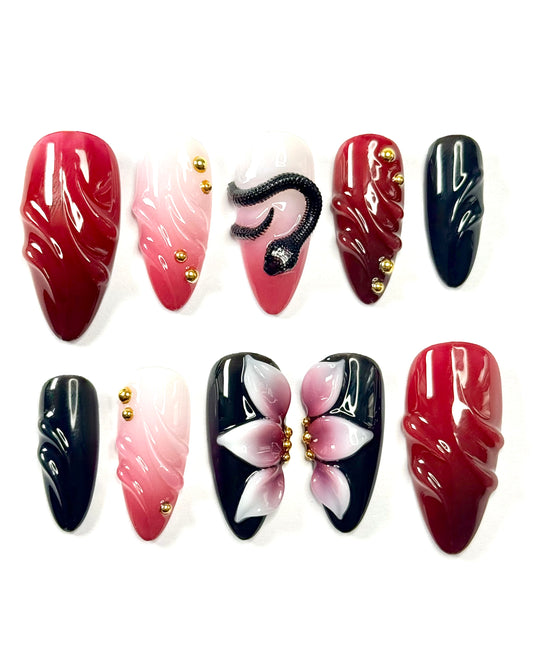 Set de press-on nails inspiré de “Le Serpent et la Mule”. Design serpent, teintes sombres et esthétique envoûtante. Création artisanale Kapsule Nails.