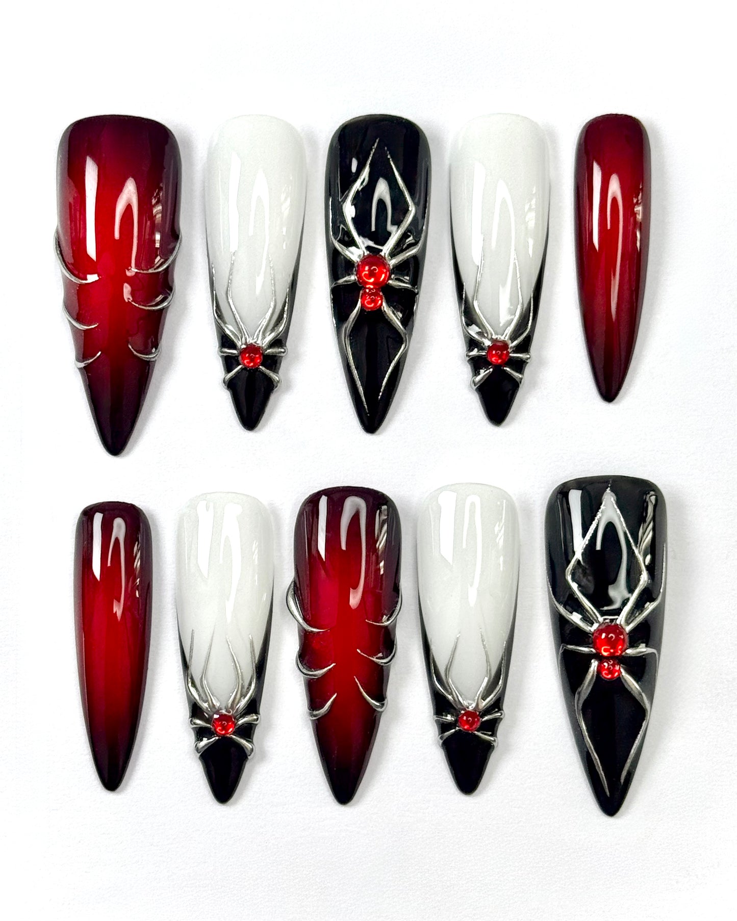 Set de press-on nails inspiré de Little Stranger. Teintes rouges, araignées et esthétique darkromance. Création artisanale Kapsule Nails.