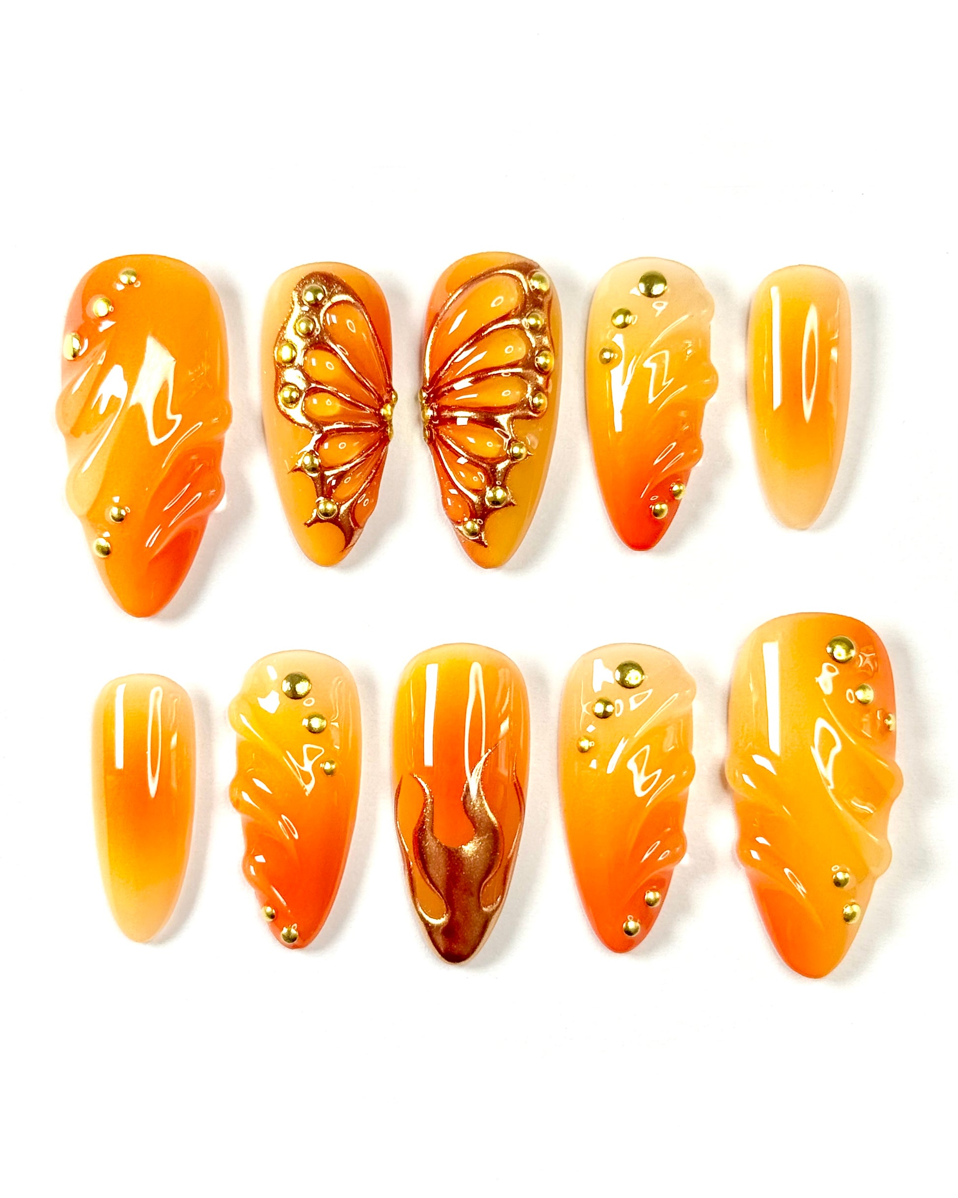 Set de press-on nails inspiré de Misdeed. Rouge cerise brillant, détails papillons et flamme dark romance. Création artisanale Kapsule Nails. 