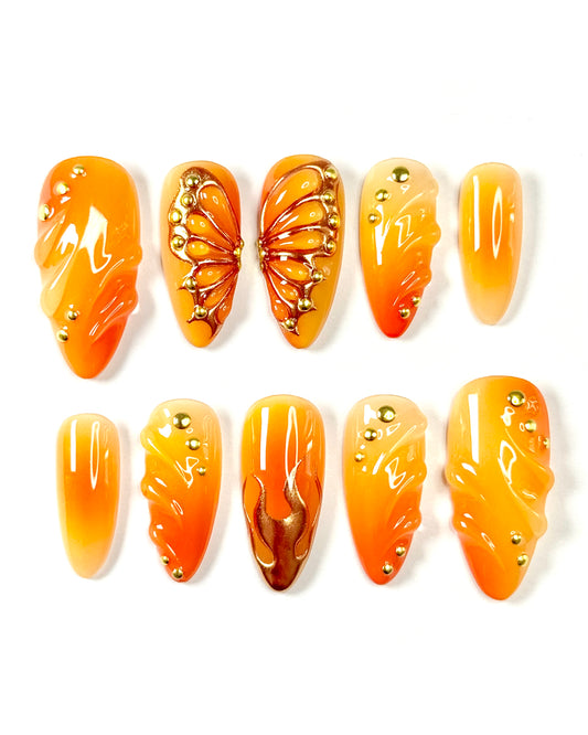 Set de press-on nails inspiré de Misdeed. Rouge cerise brillant, détails papillons et flamme dark romance. Création artisanale Kapsule Nails. 