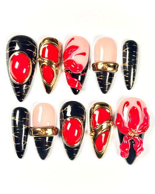Press-on nails Nikita rouge noir et or inspirés de l’esthétique de L’Impératrice de Aya Estrela 