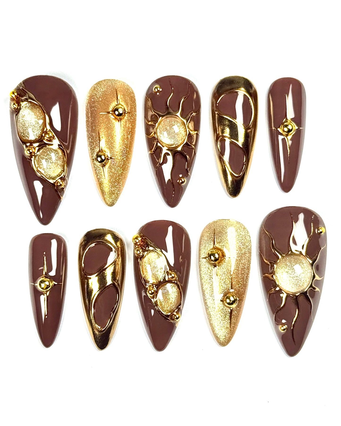 Set de press-on nails inspiré d’Unfair tome 2. Design doré, reflets solaires et esthétique lumineuse. Création artisanale Kapsule Nails. 