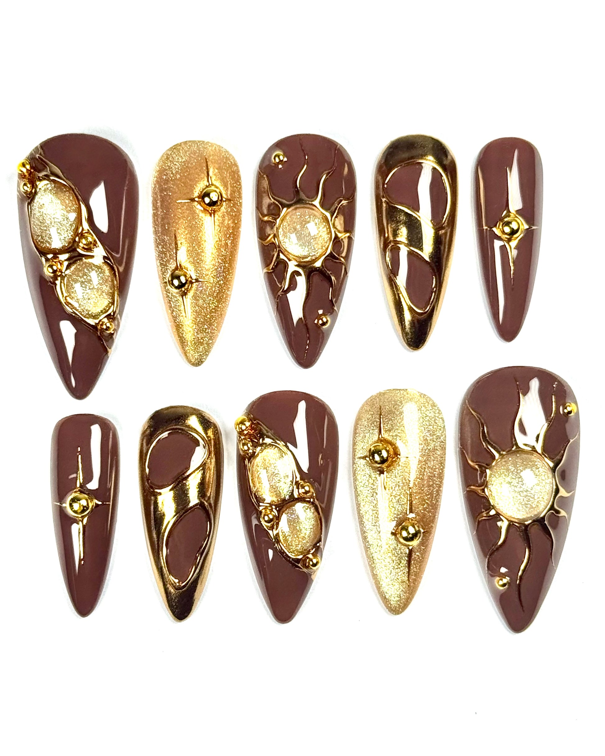 Set de press-on nails inspiré d’Unfair tome 2. Design doré, reflets solaires et esthétique lumineuse. Création artisanale Kapsule Nails. 