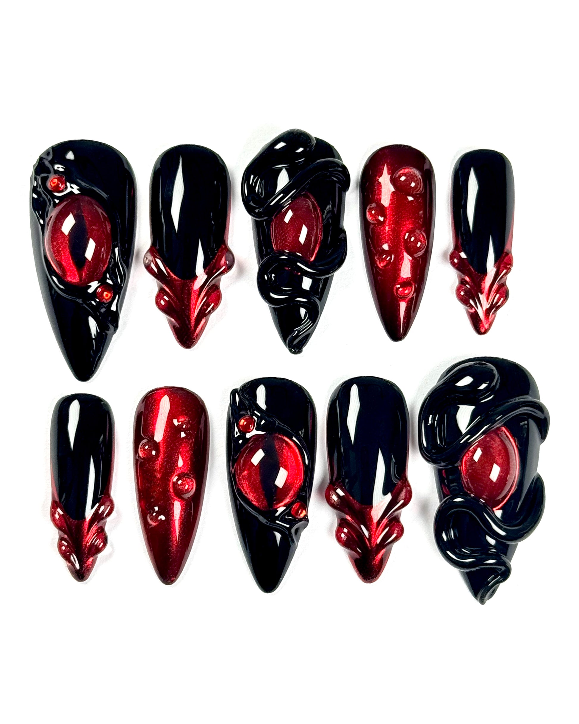 Set de press-on nails inspiré de You Belong To Me. Rouge rubis et noir profond, esthétique dark romance et finition artisanale. Création Kapsule Nails.