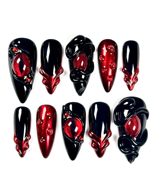 Set de press-on nails inspiré de You Belong To Me. Rouge rubis et noir profond, esthétique dark romance et finition artisanale. Création Kapsule Nails.